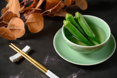 桌面上的碗里的为了可口的清汤秋葵