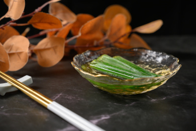桌面上的碗里的为了可口的清汤秋葵