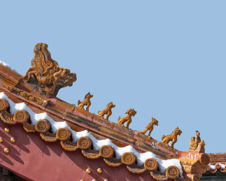 天空背景下的故宫琉璃脊兽