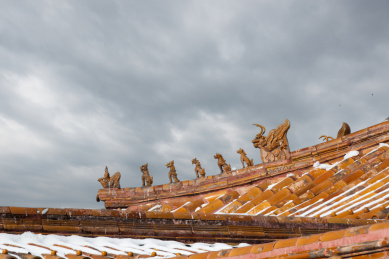 天空背景下的故宫琉璃脊兽