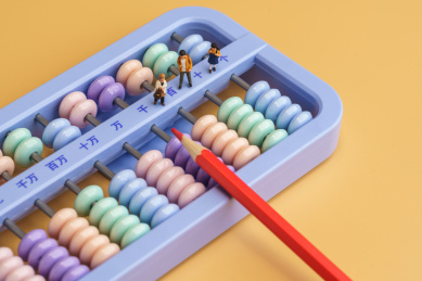 行走在蓝色背景中算盘上的学生微缩创意图