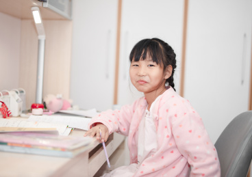 学习中摆拍的中国小姑娘