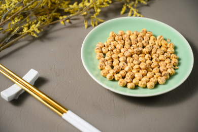 桌面上的盘子里的美味可口的香烤鹰嘴豆