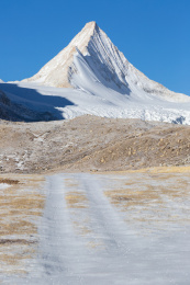 中国西藏冈底斯山的普拉喜琼峰，也称国王峰