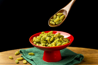 一盘葡萄干摆放在桌面上特写