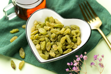 一盘葡萄干摆放在桌面上特写