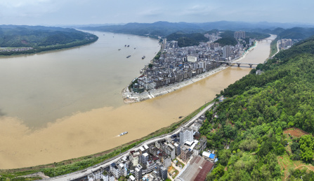航拍广东封开江口镇贺江汇入西江