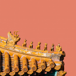 北京故宫红墙背景下的脊兽