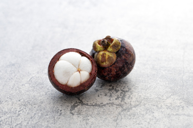 桌面上几个山竹