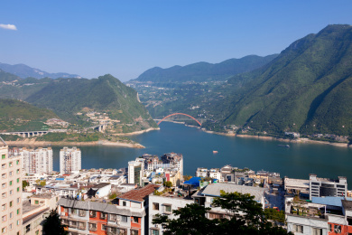 长江之滨的巫山县城