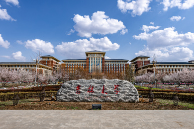 吉林大学前卫校区校门正面图 ﻿