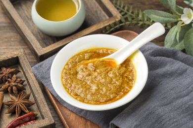 蟹黄鲜酱摆放在桌面上勺盛蟹黄酱特写