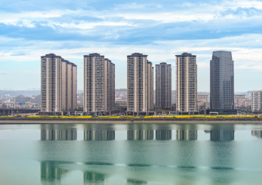 中国四川绵阳涪江边的高层建筑