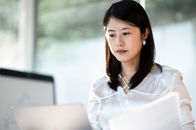 职业女性办公室处理文件 