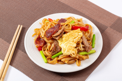 鸡蛋培根炒河粉