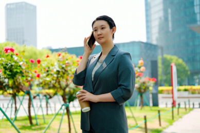 职业女商人在繁忙的一天里身兼数职