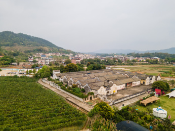 中国广东梅州客家侨乡村围龙屋