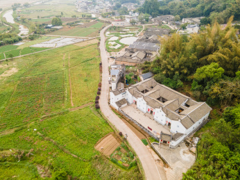 中国广东梅州客家侨乡村围龙屋