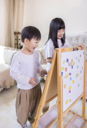 客厅里正在做游戏的姐弟俩