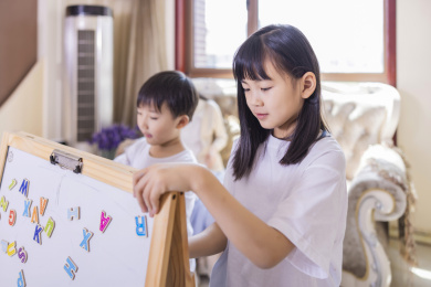 客厅里正在做游戏的姐弟俩