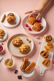 粉色桌面上有一些烘焙面点