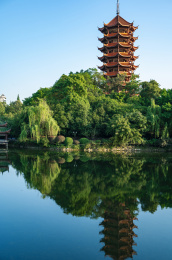 坐落在碧津湖畔的碧津塔