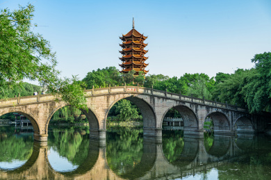 重庆渝北碧津公园里的碧津塔和七夕桥