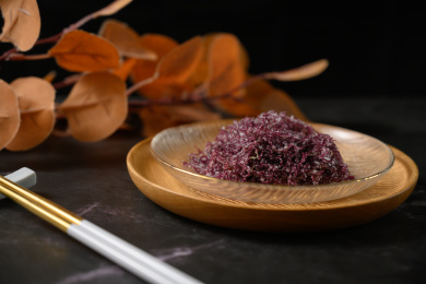 桌面上的盘子里的美味的盐渍紫晶藻