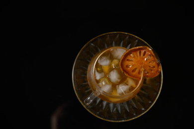桌面上的杯子里的甘甜可口的冰木橘茶