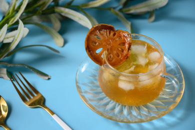 桌面上的杯子里的甘甜可口的冰木橘茶