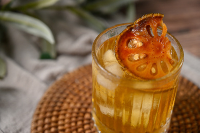 桌面上的杯子里的甘甜可口的冰木橘茶