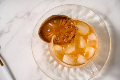 桌面上的杯子里的甘甜可口的冰木橘茶