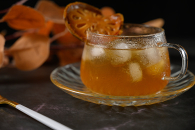 桌面上的杯子里的甘甜可口的冰木橘茶