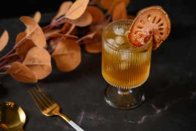 桌面上的杯子里的甘甜可口的冰木橘茶