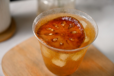 桌面上的杯子里的甘甜可口的冰木橘茶