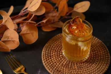 桌面上的杯子里的甘甜可口的冰木橘茶