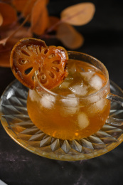 桌面上的杯子里的甘甜可口的冰木橘茶