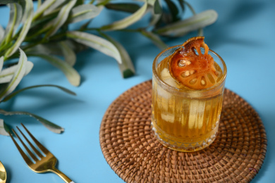 桌面上的杯子里的甘甜可口的冰木橘茶