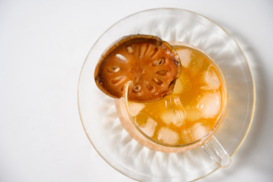 桌面上的杯子里的甘甜可口的冰木橘茶