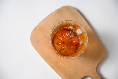 桌面上的杯子里的甘甜可口的冰木橘茶