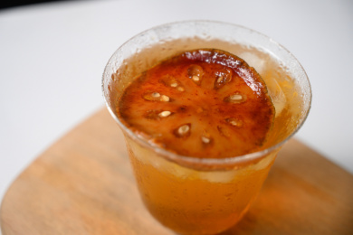 桌面上的杯子里的甘甜可口的冰木橘茶