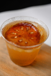 桌面上的杯子里的甘甜可口的冰木橘茶