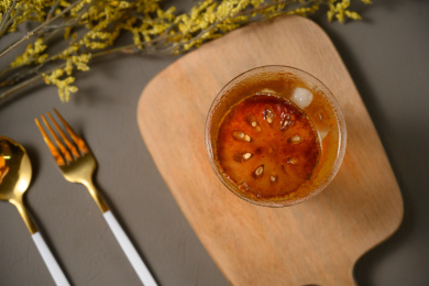 桌面上的杯子里的甘甜可口的冰木橘茶