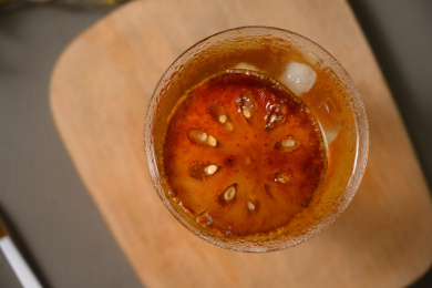 桌面上的杯子里的甘甜可口的冰木橘茶