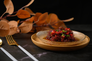 桌面上的盘子里的美味可口的凉拌紫晶藻