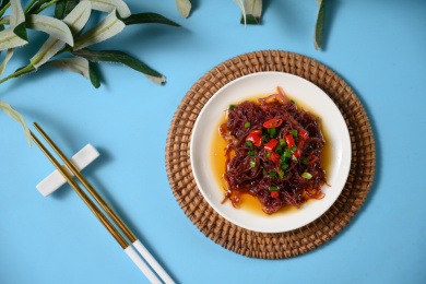 桌面上的盘子里的美味可口的凉拌紫晶藻