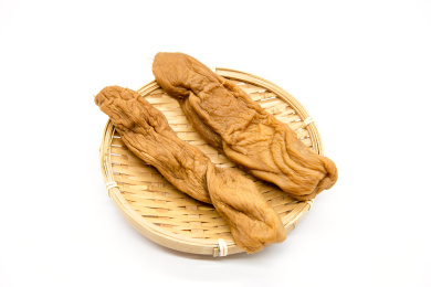 白背景一盘腌制白萝卜干