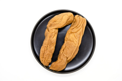 白背景一盘腌制白萝卜干