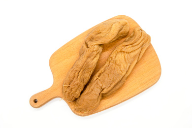 白背景一盘腌制白萝卜干