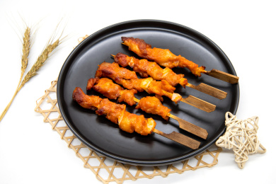 白背景夏日烧烤美食脆肉串